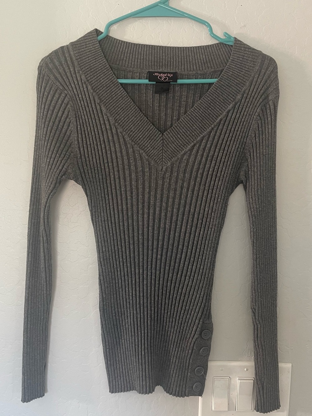 Hooked Up by IOT Ribbed V-Neck Sweater in Gray